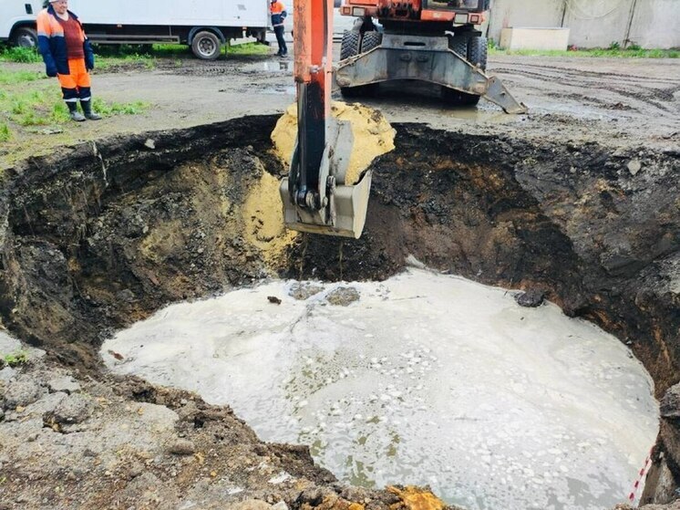 Воронежский водоканал с ночи устраняет коммунальную аварию на улице Шукшина