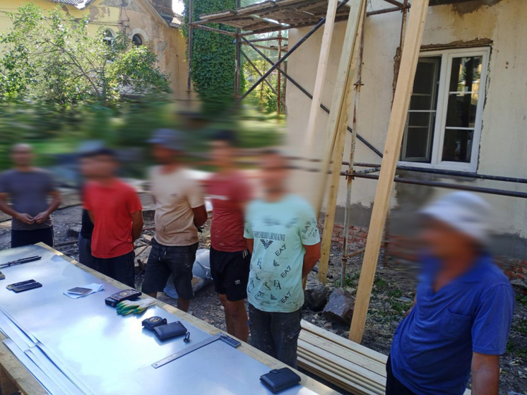 Двоих граждан Узбекистана осудят в Туле за легализацию 15 мигрантов