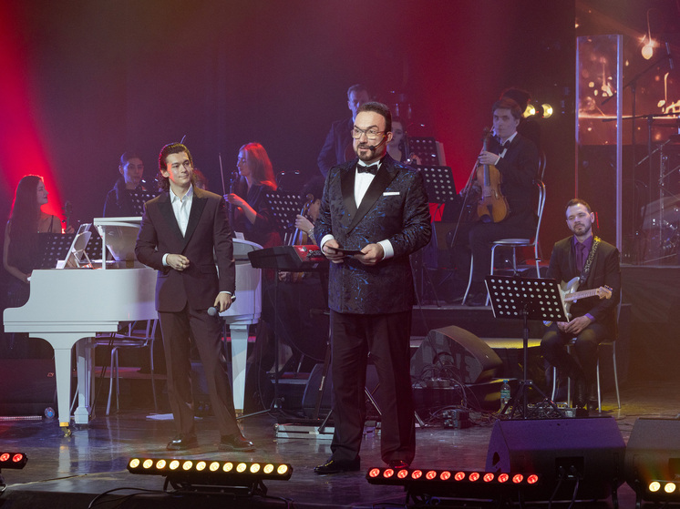 В Удомле с аншлагом прошло выступление народного артиста России Сергея Жилина и оркестра «Фонограф-Симфо-Джаз»