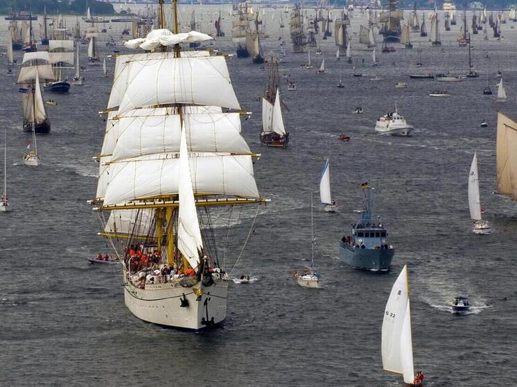 Сигналы на устройствах показывали  более 17 тыс военных и коммерческих кораблей