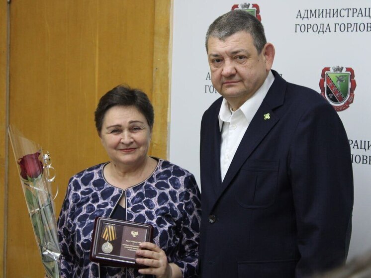 В Горловке отметили трудовых героев и защитников города наградами за мужество и самоотверженность