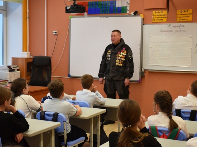 Ветеран ОВД провёл в Нарьян-Маре урок мужества для четвероклассников