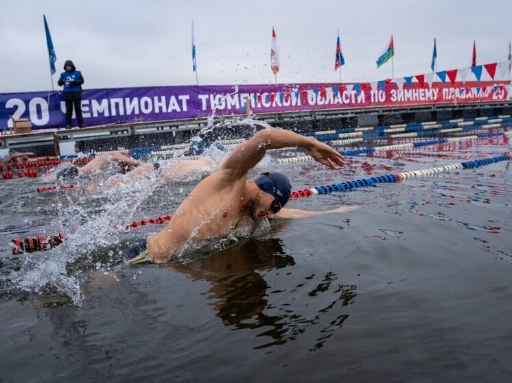 В Тюмени прошли чемпионат по зимнему плаванию и турнир ко Дню народного единства
