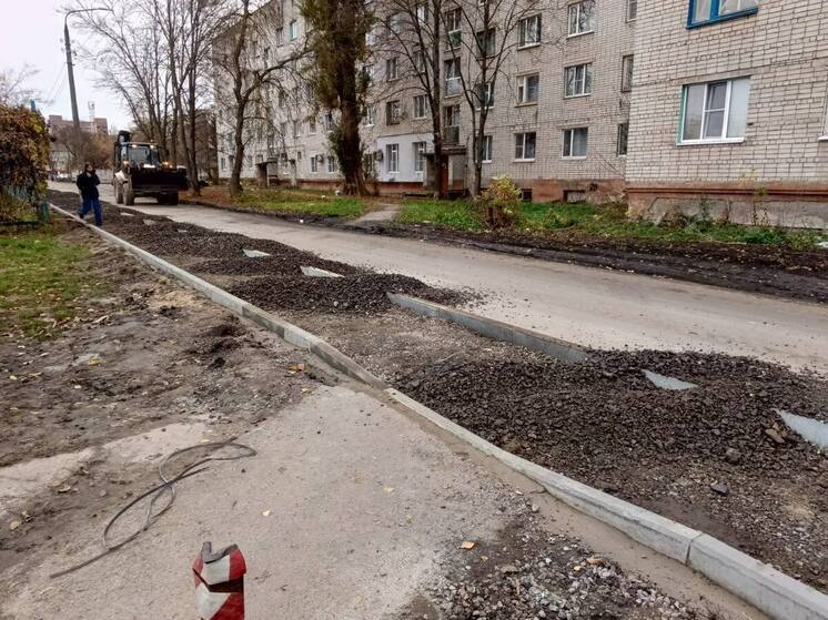 Возле школы №50 в Курске устраняют недостатки дорожного покрытия