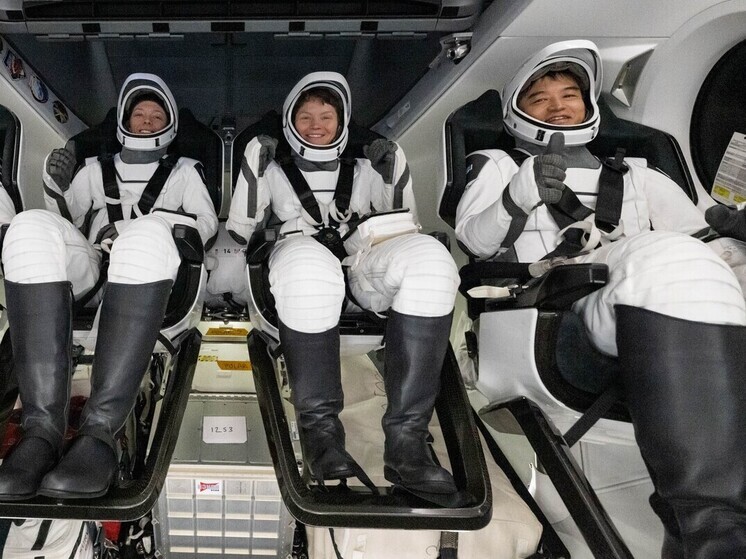 На днях стало известно, что возвращение на Землю китайских тайкунавтов (так называют космонавтов в КНР) отложено после того, как "неизвестный объект" повредил их корабль