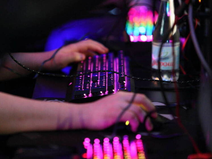 Жители Татарстана продолжаются попадаться на уловки аферистов через фишинговые сайты и рассылки в мессенджерах, пишет ИА «Татар-информ»