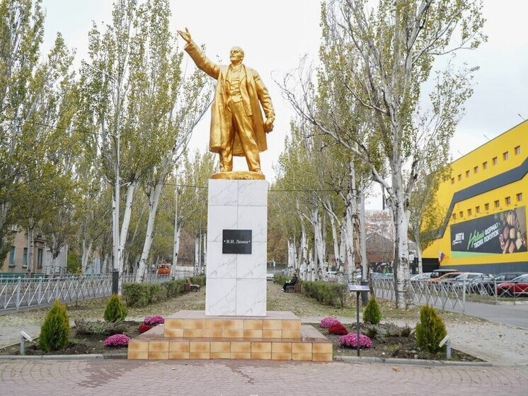 В Мелитополе благоустроили территорию у памятника Ленину