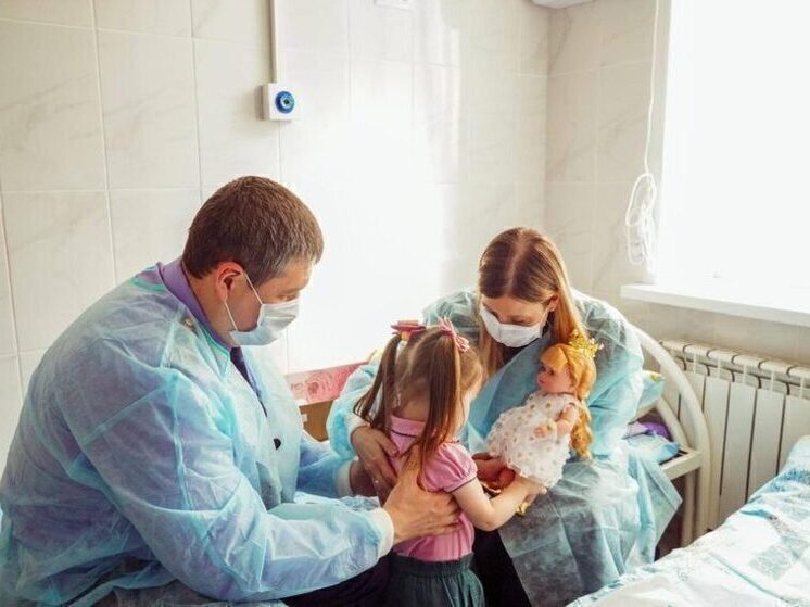 Трехлетнюю девочку из Воронежа, пившую от голода воду из унитаза, удочерили