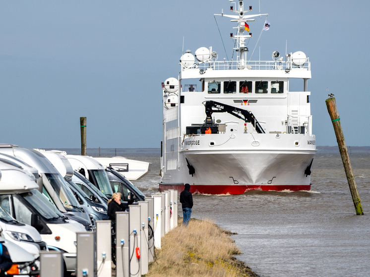 На судне находится 20 пассажиров, большая часть из которых - россияне