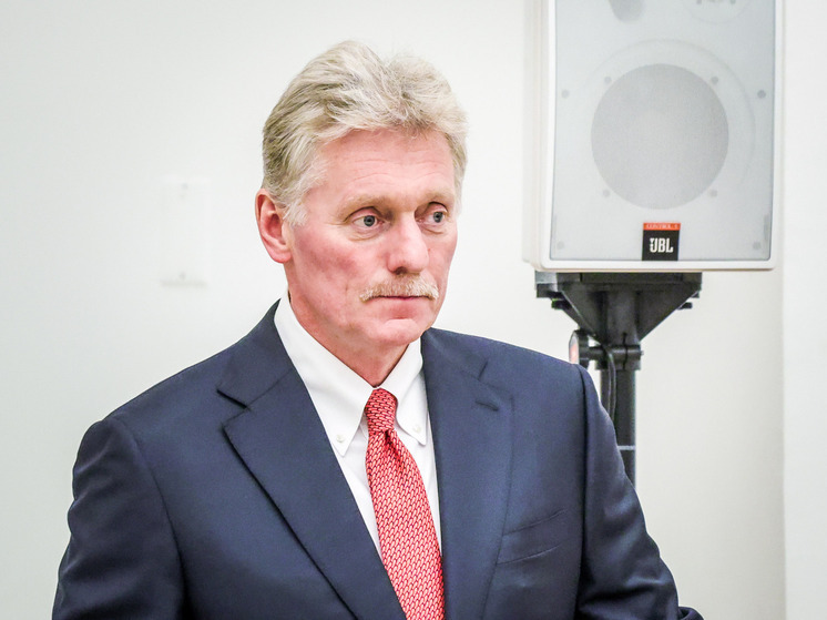 Дмитрия Пескова на брифинге попросили прокомментировать многочисленные публикации в зарубежных и интернет-СМИ, авторы которых утверждают, что глава МИД РФ «попал в немилость» и оказался в опале  после срыва саммита Путина и Трампа в Будапеште