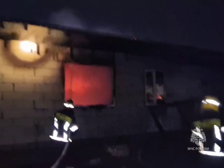 В Курганском селе мужчина пострадал при попытке потушить недостроенный дом