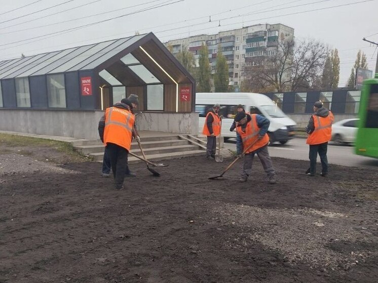 В Курске приступили к ремонту тротуара возле офиса налоговой инспекции
