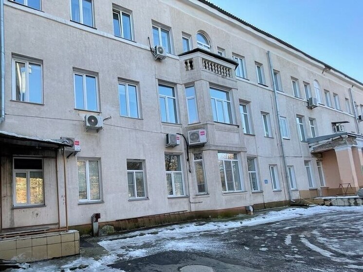 Корпус детской больницы в Новосибирске разрешено частично использовать после обрушения потолка