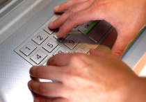 В последнее время в регионе фиксируются случаи, когда пожилые жители становятся жертвами мошенников и сами непреднамеренно помогают злоумышленникам, пишет региональное УМВД