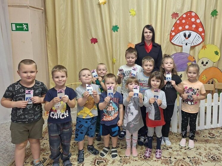 Вышневолоцкие автоинспекторы провели для дошкольников «Азбуку ПДД»