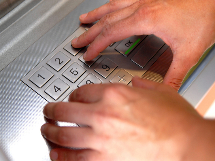 В последнее время в регионе фиксируются случаи, когда пожилые жители становятся жертвами мошенников и сами непреднамеренно помогают злоумышленникам, пишет региональное УМВД