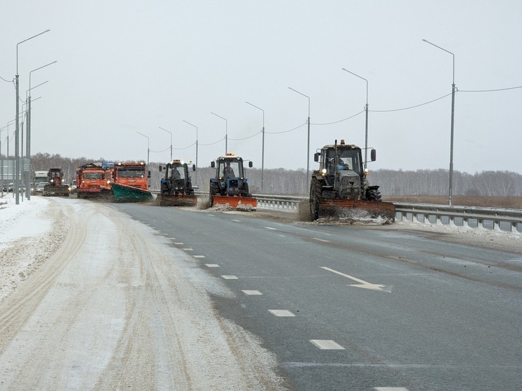 Дорожники усиленно очищают от снега трассы Новосибирской области