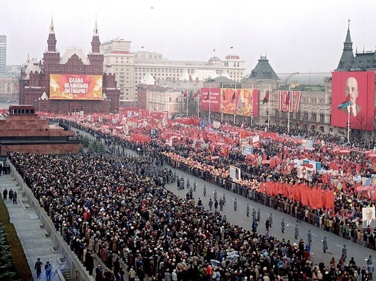 Дмитрий Песков прокомментировал предложение КПРФ вернуть в календарь праздничных дней годовщину Великой Октябрьской революции - 7 ноября