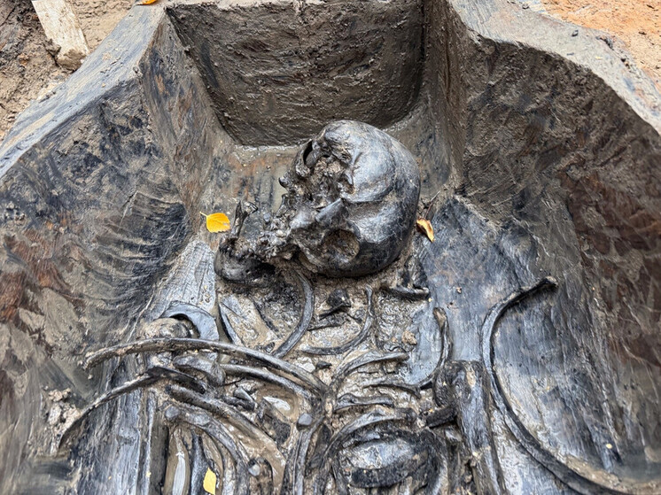 Неизвестный некрополь нашли археологи на площади Революции в Вологде