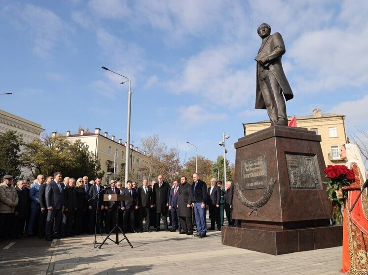 Меликов открыл в Махачкале памятник Джелал-эд-Дину Коркмасову