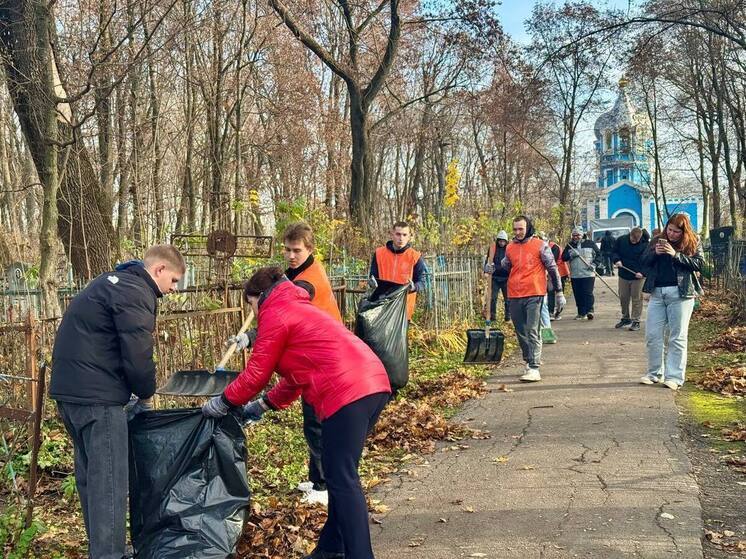 В Курске на Никитском кладбище провели субботник по уборке территории