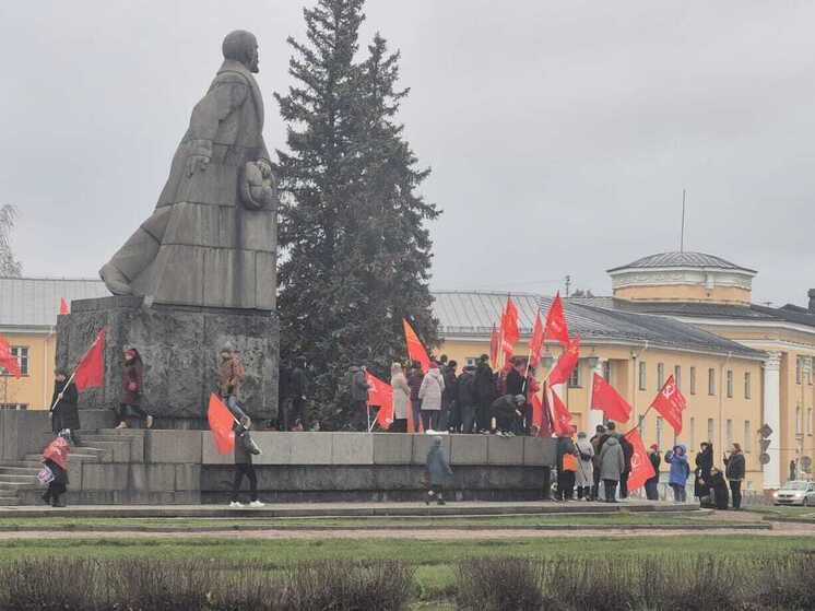 В Петрозаводске отметили очередную годовщину Октябрьской революции у памятника Ленину
