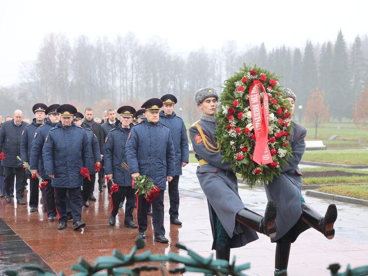 Полицейские на Пискарёвском кладбище почтили память погибших товарищей