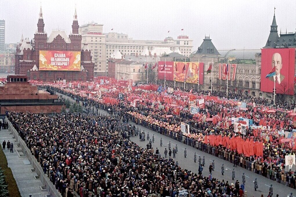 В Кремле предложили узнать мнение Госдумы о возвращении в календарь праздников 7 ноября