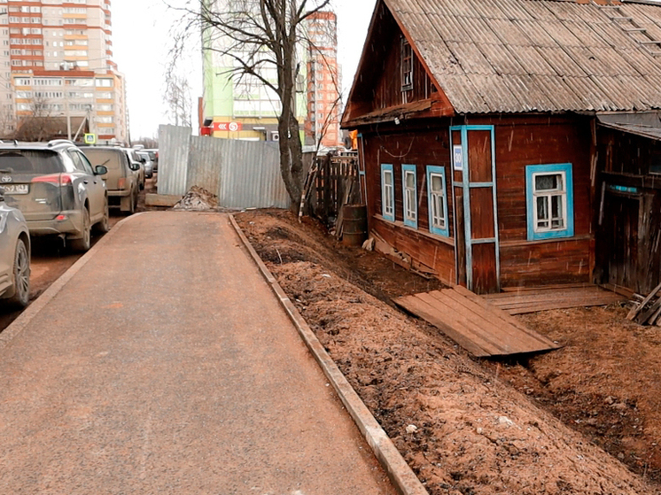 После реконструкции улицы в Кирове жители остались без подъезда к домам
