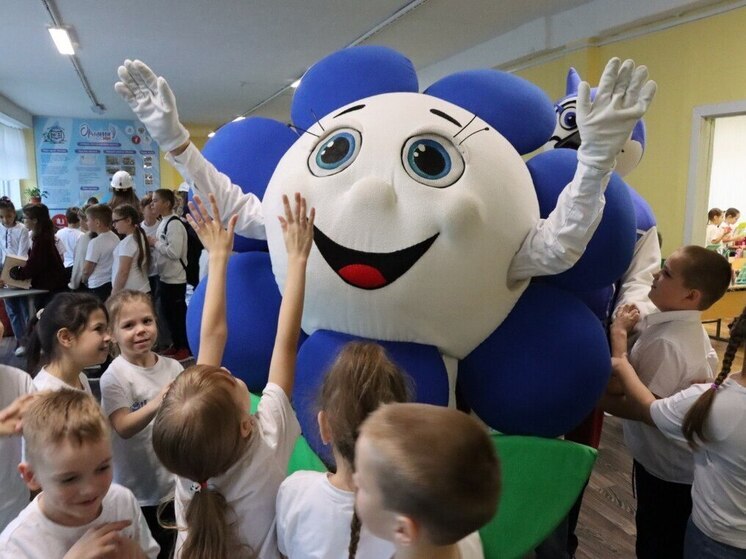 Перед осенними каникулами в Волховской ФосАгро-школе прошли необычные уроки. На них ученики узнали много нового о науке и работе завода по производству минеральных удобрений. Вместо обычного звонка в этот день прозвенел специальный сигнал, который означал начало Дня с ФосАгро.
