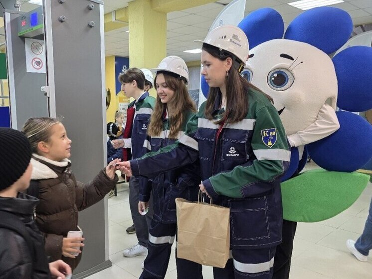 Ученики волховской ФосАгро-школы, которые вернулись после осенних каникул, наверняка вспоминают яркое событие — День с ФосАгро. Последние перед отдыхом уроки превратились для них в настоящее путешествие по миру науки и производства.