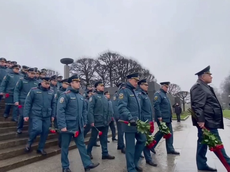 МЧС Ленобласти почтили память погибших коллег на Пискарёвском кладбище
