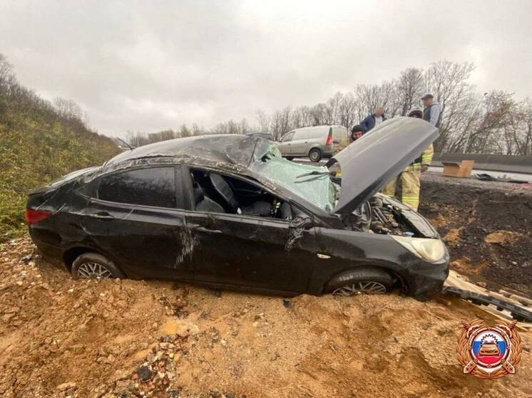 Водитель в Тверской области опрокинул автомобиль в кювете