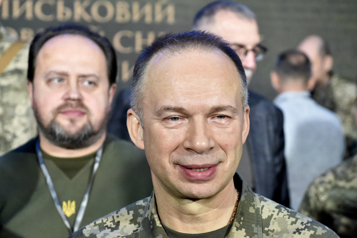 Glavnega poveljnika ukrajinske vojske, Aleksandra Sirskega, obtožujejo, da je z denarjem iz vojaškega proračuna plačal zdravljenje očeta v Rusiji