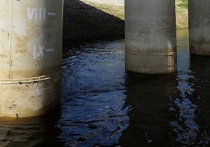 В Кяхтинском районе Бурятии грузовик, как сообщили в пресс-службе региональной ГИБДД, слетел с моста в реку