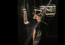 11 кило рентгеновских снимков на сцене. Необычный спектакль в «Шаломе»