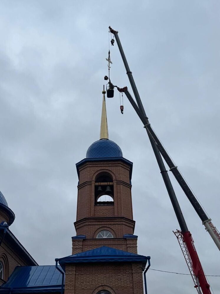 В Великих Луках на строящийся храм Успения Пресвятой Богородицы установлен крест