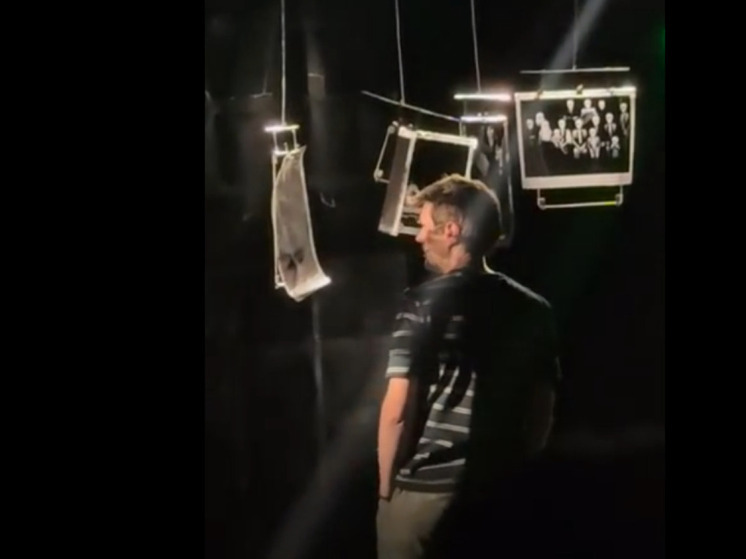 11 кило рентгеновских снимков на сцене. Необычный спектакль в «Шаломе»