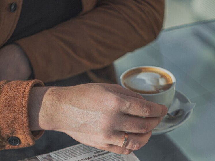 Есть ли психологическая польза от сплетен? Полезно ли для психики сплетничать? Если мы сплетничаем вместе с другом, это может навредить отношениям? Об этом рассказали психолог Анастасия Точилина и врач-психотерапевт Роман Устинов.