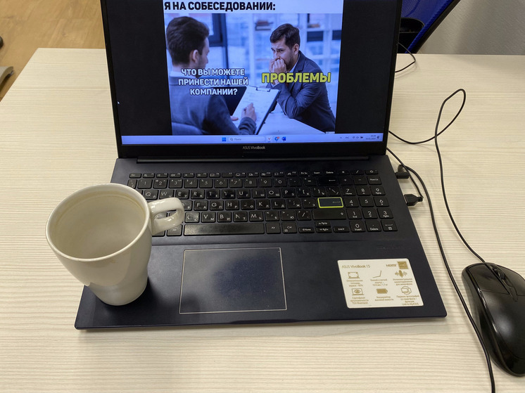 Роль юмора в рабочем коллективе велика. Шутки позволяют коллегам выстроить доверительные отношения, объединиться и расслабиться. Однако юмор может негативно повлиять на рабочий коллектив, рассказала финансист по управлению рисками и экспериментальный психолог Екатерина Суворова.