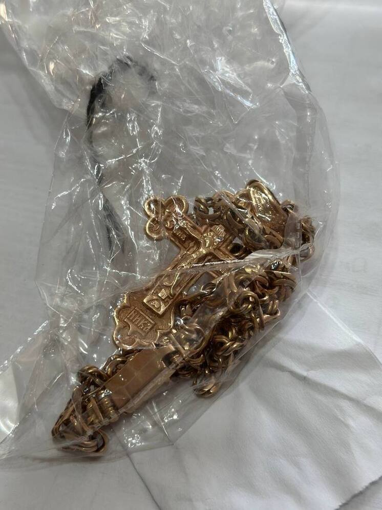 Житель Феодосии украл золотую цепочку у нового знакомого после застолья