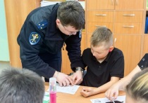 В рамках проекта Ненецкого отделения Российского Красного Креста «Супергерои в Арктике» начальник отделения следственного отдела УМВД России по Ненецкому автономному округу Никита Зырянов и старший следователь по особо важным делам УМВД Александр Тырнов провели профориентационные занятия для учащихся ГБОУ НАО «Средняя школа № 4 г