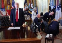 Фотография, где Трамп с невозмутимым видом стоит в Овальном кабинете, в то время как позади него вверх ногами лежит потерявший сознание топ-менеджер Novo Nordisk Гордон Финдли, вызвала бурные обсуждения в соцсетях