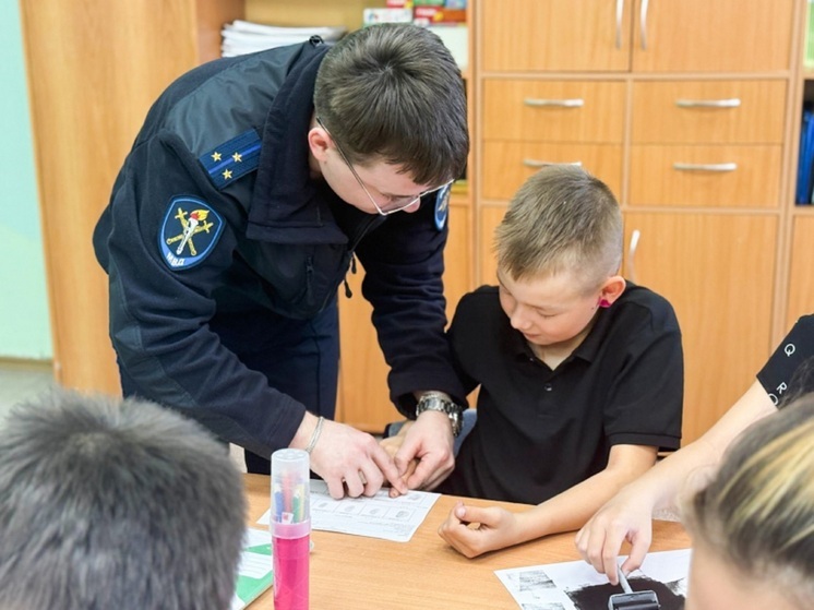 В рамках проекта Ненецкого отделения Российского Красного Креста «Супергерои в Арктике» начальник отделения следственного отдела УМВД России по Ненецкому автономному округу Никита Зырянов и старший следователь по особо важным делам УМВД Александр Тырнов провели профориентационные занятия для учащихся ГБОУ НАО «Средняя школа № 4 г