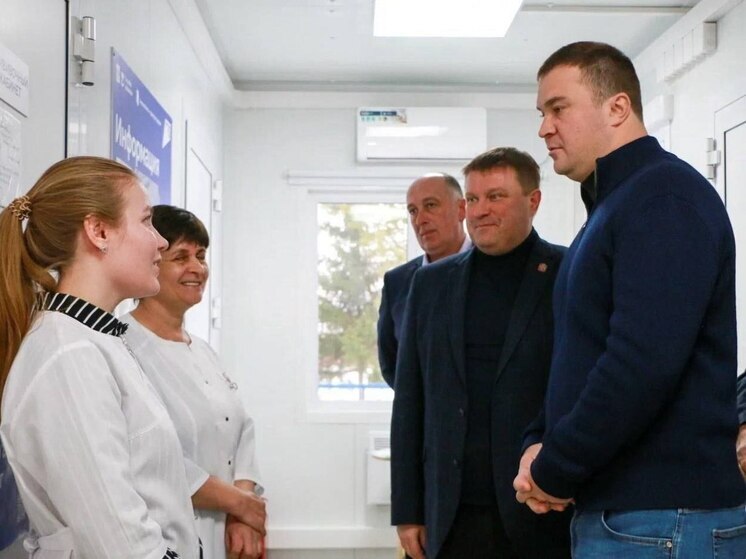 Губернатор Хоценко оценил оснащение и работу нового ФАПа в Крутинском районе