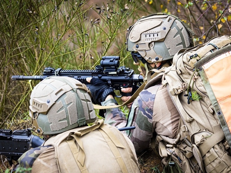 Генерал Клэнси: гарантии для Киева должны включать отправку европейских инструкторов