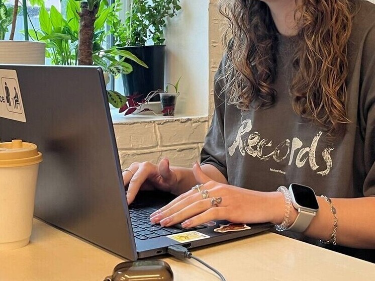 При поиске работы кандидаты присылают резюме с сопроводительным письмом. Часто соискатели пишут общие фразы, которые не раскрывают специалиста. HR-директор «Слетать.ру» Наталия Малых рассказала, как составить рабочее сопроводительное письмо.