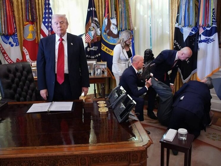 Фотография, где Трамп с невозмутимым видом стоит в Овальном кабинете, в то время как позади него вверх ногами лежит потерявший сознание топ-менеджер Novo Nordisk Гордон Финдли, вызвала бурные обсуждения в соцсетях