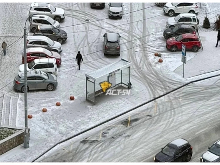 В Новосибирске сквер Лыщинского превратился в парковку