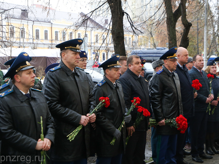 В Пензе открыли мемориальную доску в честь прокурора области Николая Кадникова